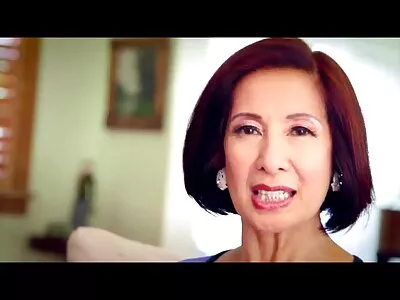 热辣的娇小女孩热情地工作她的男人
