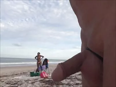 性感的长腿黑发姿势