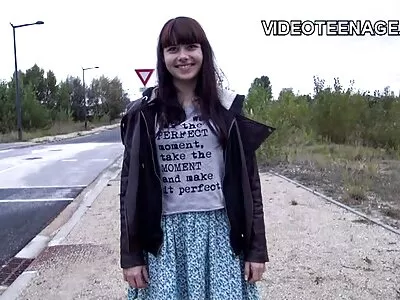 可爱的金发女郎塞和获取面部