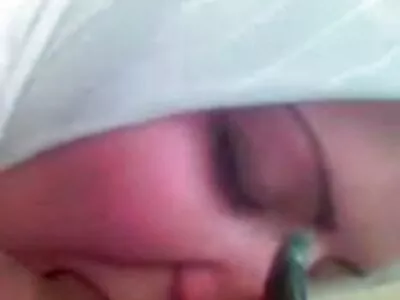小伙子刘海坚定的屁股