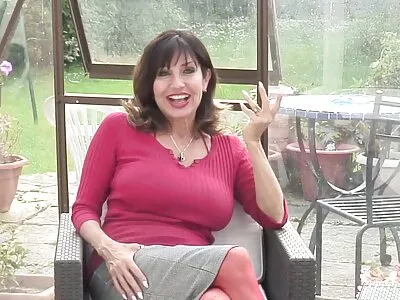 Anette 加宽她的腿在他的沙发上他妈的！