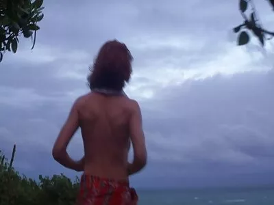 红发宝贝吮吸我的阴茎，然后我射在她的脸上