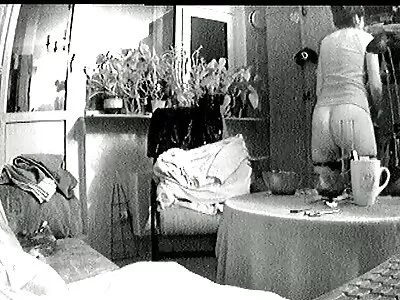 宝贝呻吟并在他妈的两个公鸡时弄湿