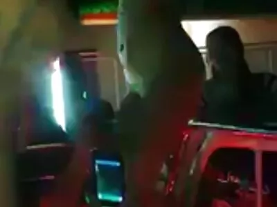 十几岁的宝贝赤身裸体在房子里走来走去