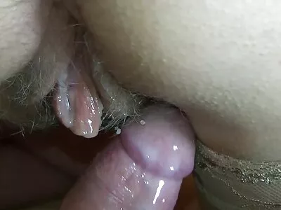美丽的亚洲小妞把她的脸塞在一根棍子上