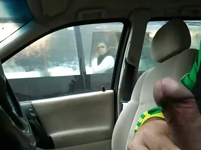 金发碧眼的金发女郎在沙发上撞铁杆