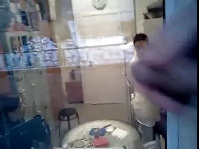贝贝在派对上四肢着地
