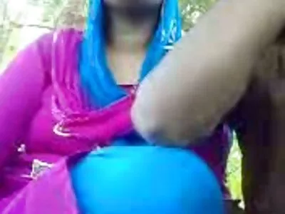 金发女郎勾勒她的男人并被犁