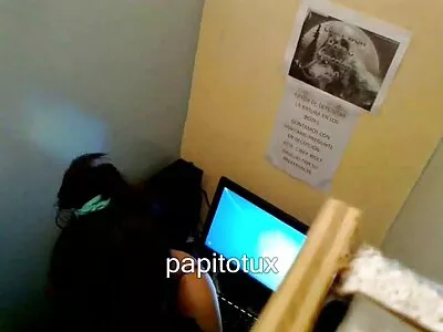 以小狗的风格与女孩发生性关系暨在她的背上