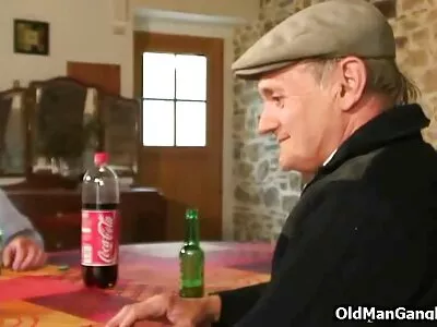 戴眼镜的可爱青少年吮吸鸡巴并得到负载