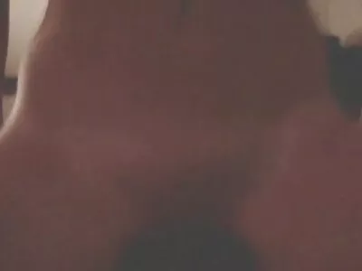 苗条的黑发弯下腰，被硬撞