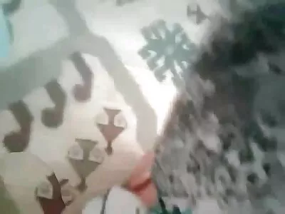悲伤的金发女郎用公鸡为自己加油