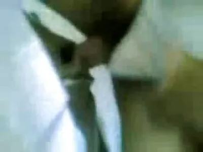 辣妹尖叫，因为她被性交了