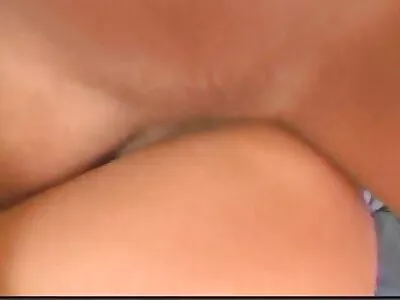 性感的黑发在她的肛门和暨在她的嘴里得到一个大鸡巴