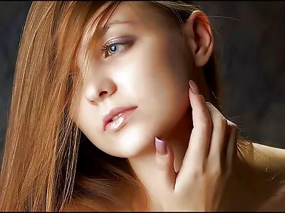 紧身牛仔裤的女孩让她的男人用手射精