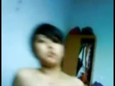 美丽的金发女郎舔鸡巴并在嘴里射精