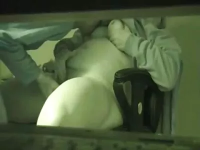 晒黑的荡妇与小山雀被拉长