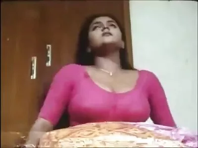 性感的金发女郎吮吸她的幸运男友