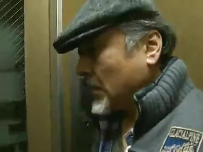 漂亮的黑发妻子不在乎她的母亲在医院里她喜欢公鸡，该死