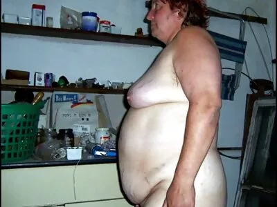 如此漂亮的黑发熟女女友口交真他妈的地狱！