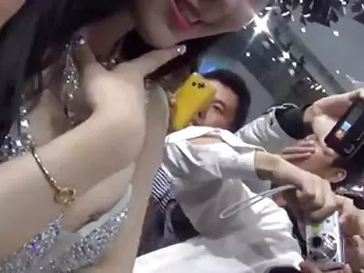 美丽的金发女郎在公鸡上刺穿她光滑的屄