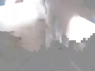 美丽的亚洲女孩用性玩具乱搞自己
