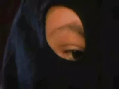 与一个可爱的黑发的业余性