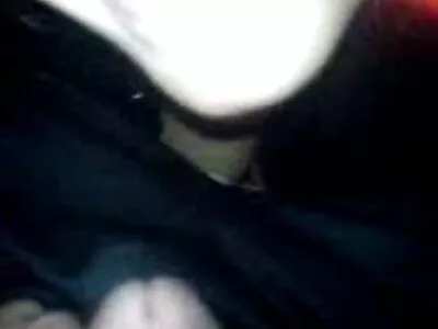 优秀的女孩在网络摄像头上表演