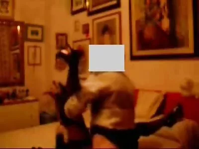 穿着黑色丝袜的黑发小妞骑着她的大假阳具