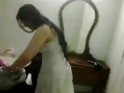 贪得无厌的女孩吮吸公鸡并获得暨