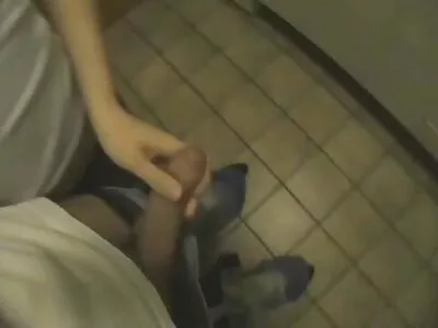 瓶子进入一个紧猫