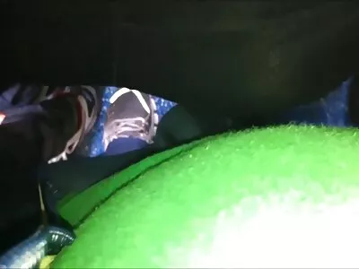 拥有天然大山雀的女孩骑着一只公鸡
