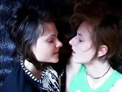 年轻而苗条的女孩吮吸一个大鸡巴