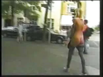 青少年在红色的公鸡上抽搐