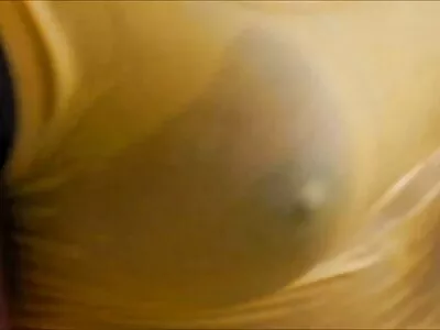 金发碧眼的青少年在锻炼地带