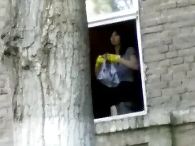 一个成熟的女人正在处理一只公鸡