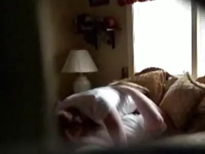 金发女郎在乳胶和姿势 69