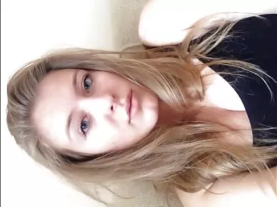 如此漂亮的金发女友在口交之前与她的阴户玩得很开心