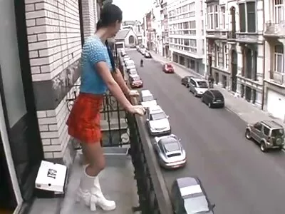 甜蜜的法国/加拿大黑发上的凸轮显示她年轻的身体