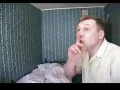 紧身金发女郎在她的第一个视频中直奔嘴巴
